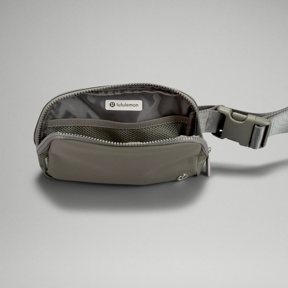 π LULULEMON Everywhere Belt Bag 1L in Grey Sage - BEAUTIFUL COLOR - Picture 3 of 7